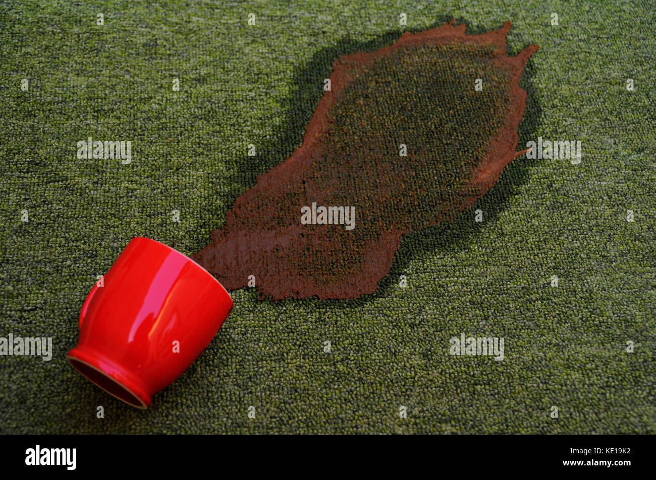 Kaffee verschüttet auf dem Teppich aus roten Schale Stockfoto