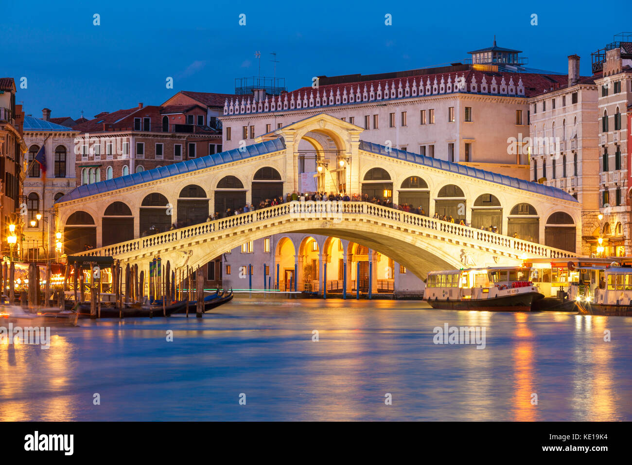 Italien Venedig Italien Gondelfahrt Italien Venedig Canal Grande Venedig Rialto Brücke bei Nacht beleuchtet bei Nacht Venedig Italien EU Europa Stockfoto