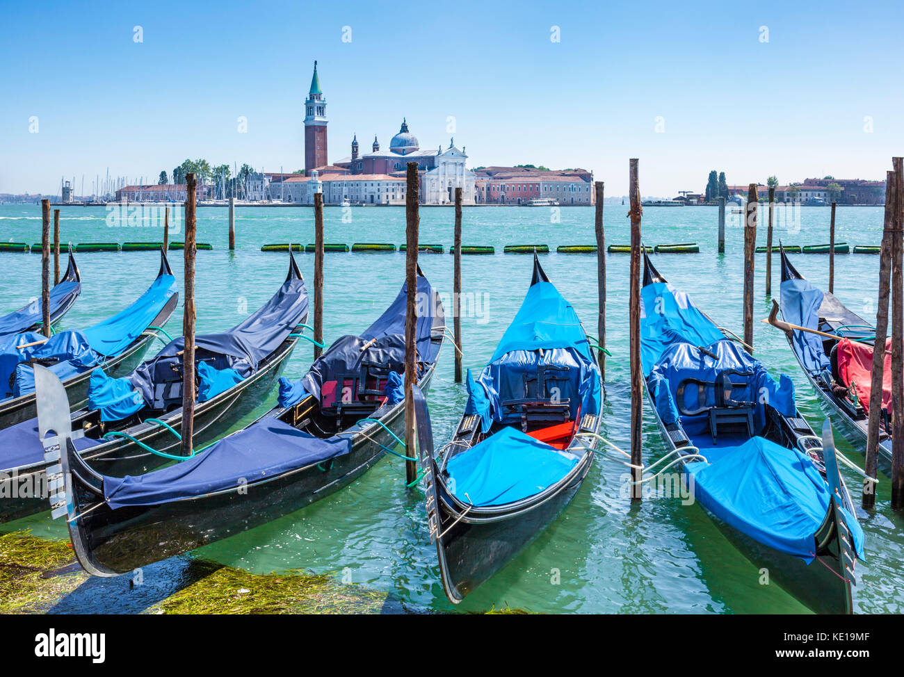 Italien Venedig Italien günstig Gondeln auf dem Canal Grande Venedig gegenüber der Insel San Giorgio Maggiore Venedig Italien eu Europa Stockfoto