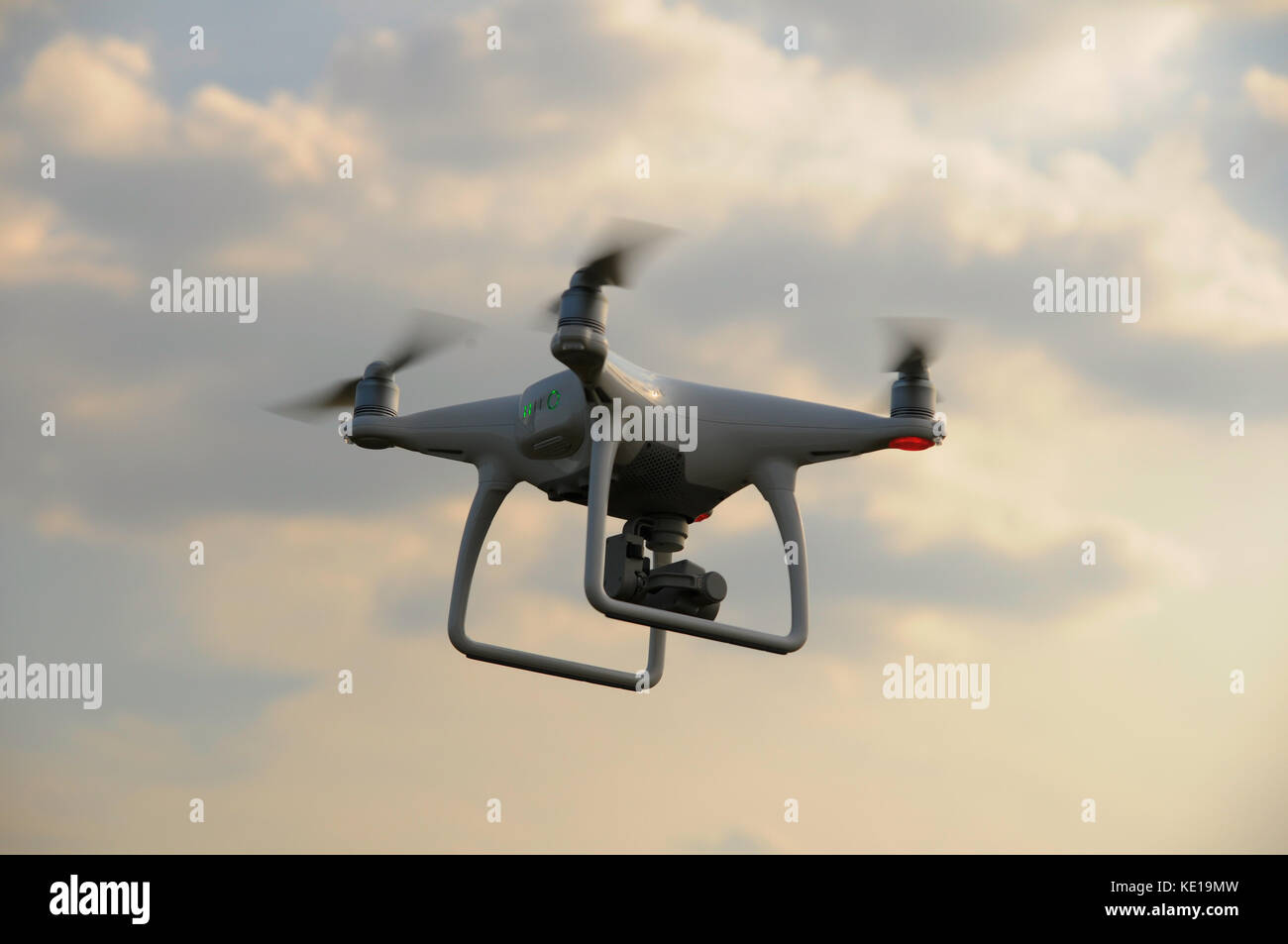 Drohne Quadcopter in den Himmel Stockfoto