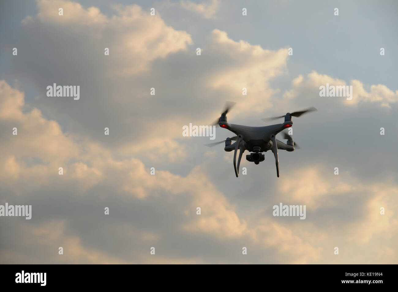 Drohne fliegen in den Himmel Stockfoto