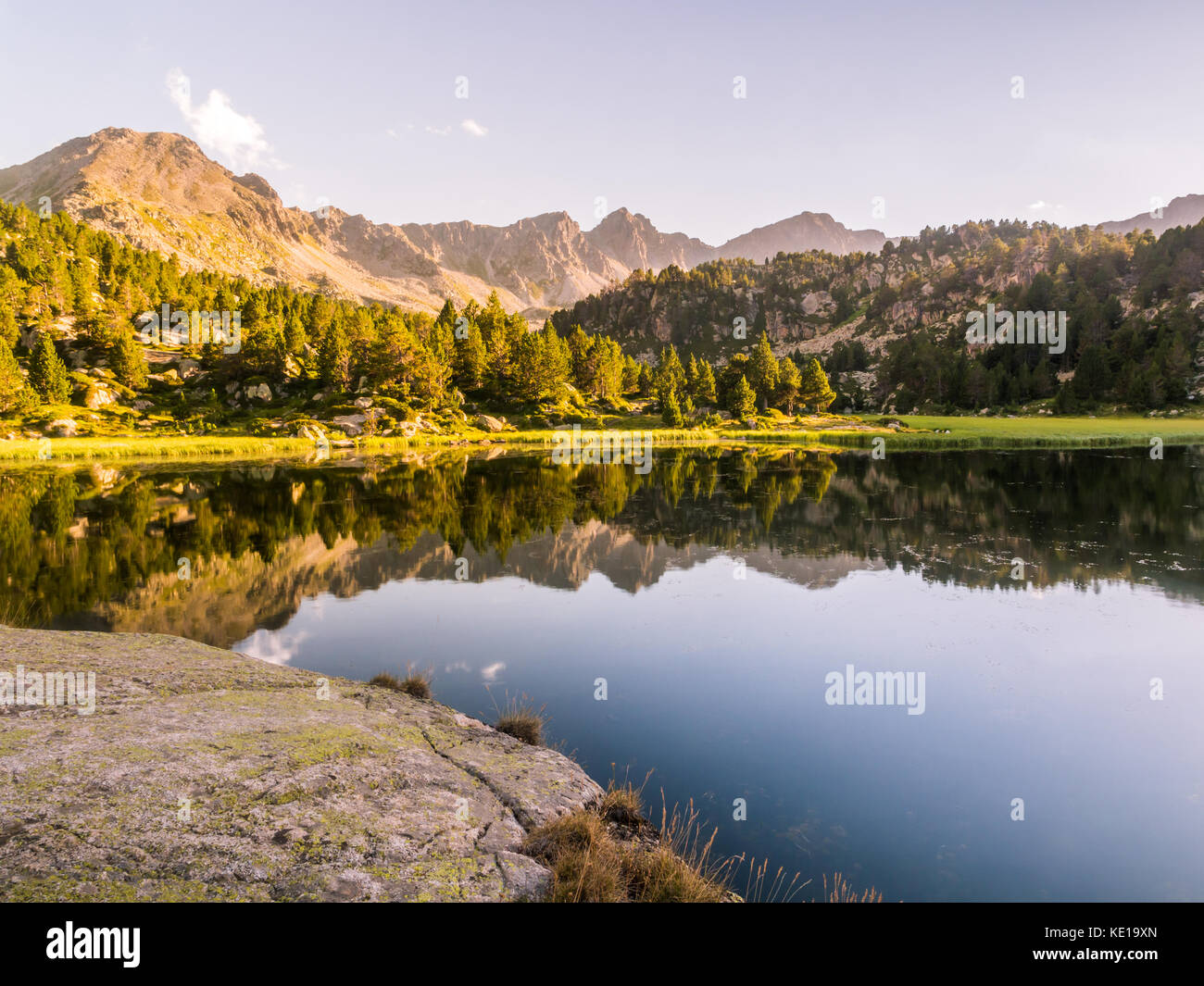 Estany primer See in Andorra, Pyrenäen. Stockfoto
