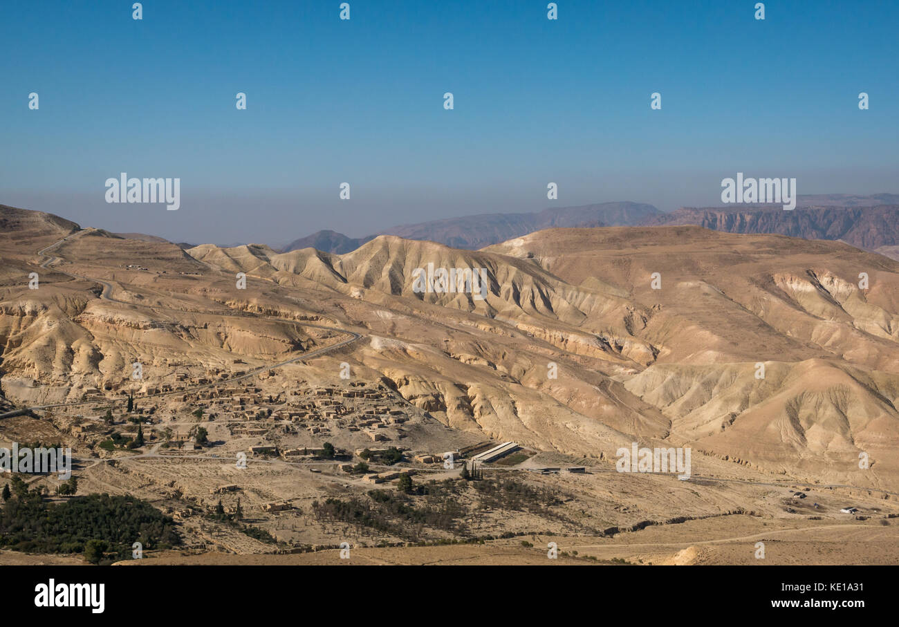 Landschaft der Wüste Tal mit Lehmziegeln Häuser in einem Dorf, Kings Highway, Jordanien, Naher Osten Stockfoto