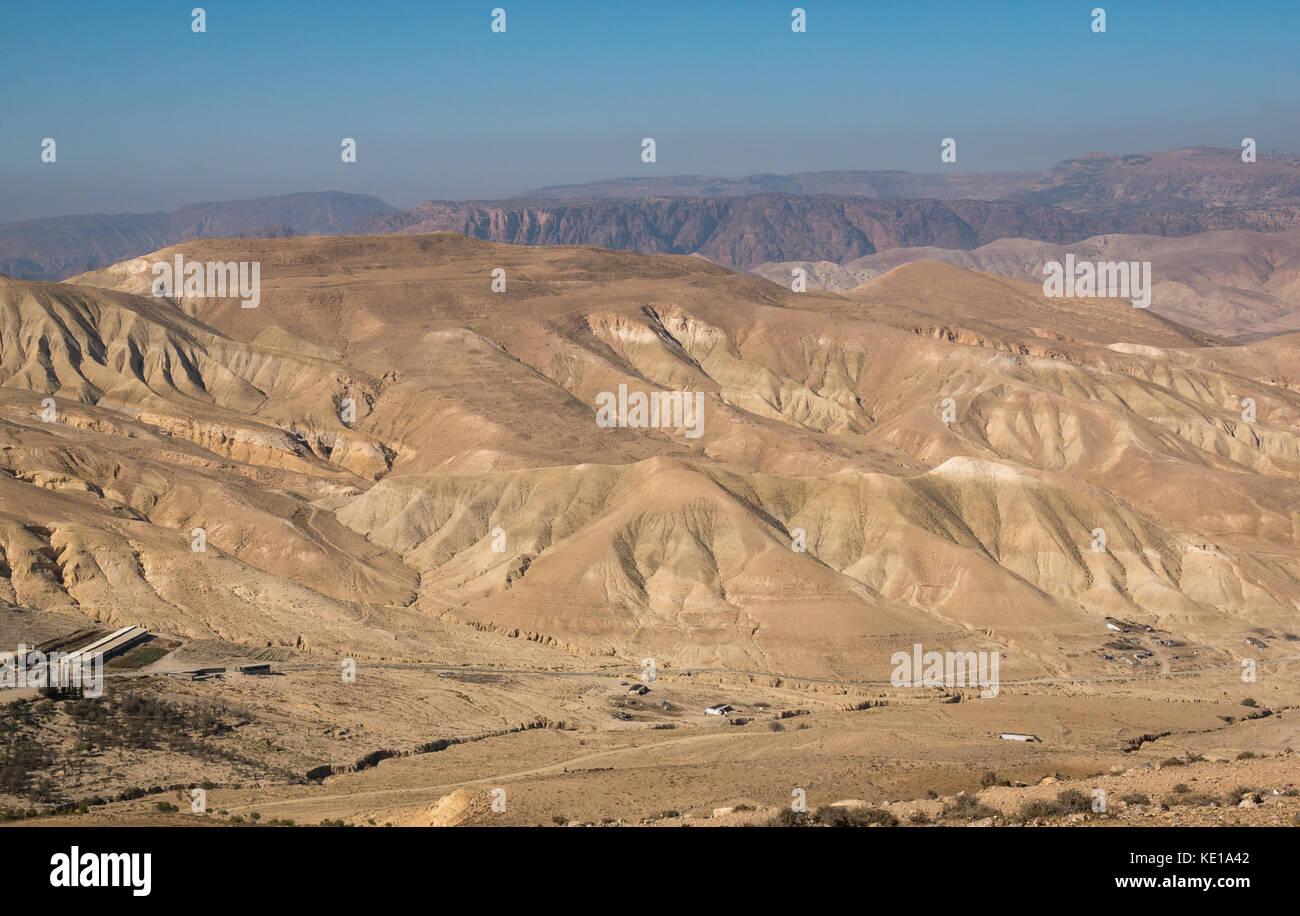 Blick auf Wüste Tal mit geformten Sandklippen, King's Highway, Jordanien, Naher Osten Stockfoto