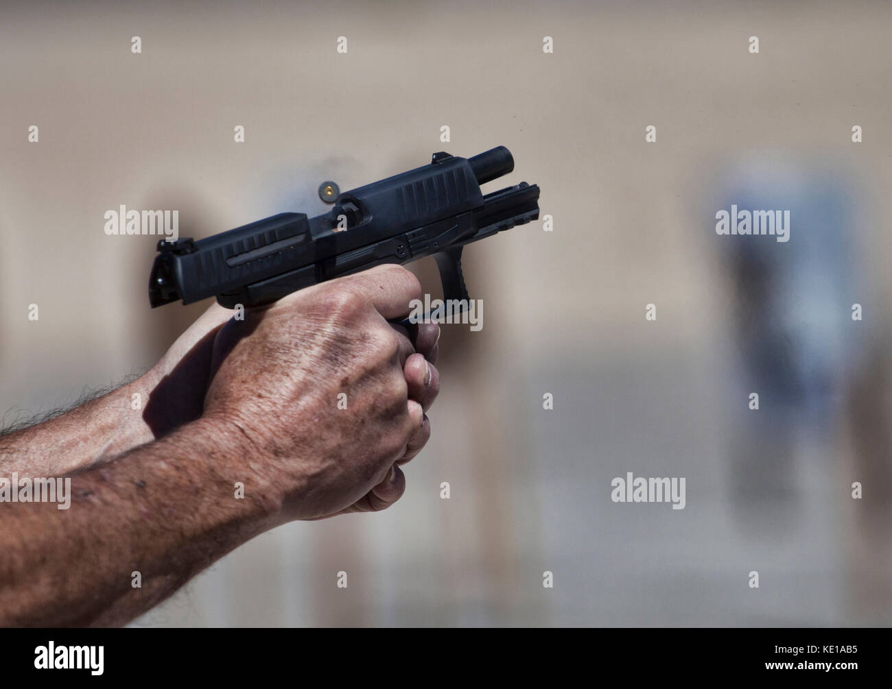 Rauch- und leeren Fall fliegen von einem Semi Auto Pistole Stockfoto