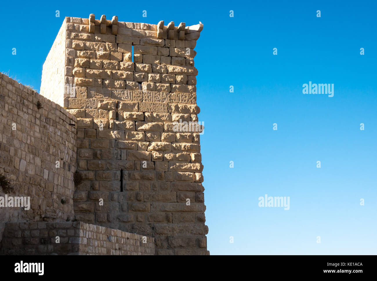 Burg Turm mit geschnitzten Mauerwerk Inschrift, Montreal oder shoubak Schloss, 12. Jahrhundert fort, Crusader Kings Highway, Jordanien, Naher Osten Stockfoto