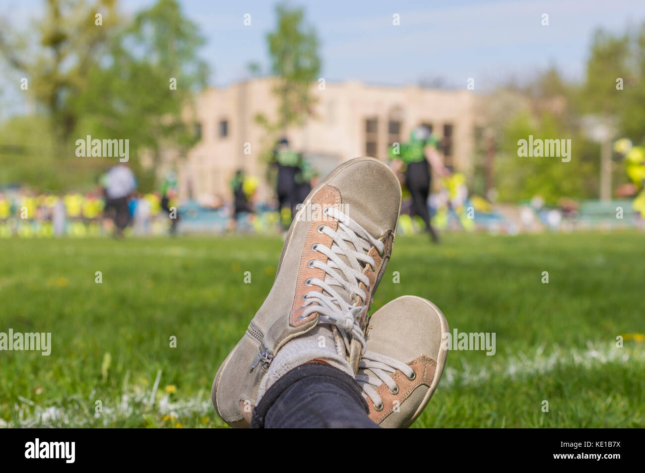 Nahaufnahme der weiblichen, Fußball Spiel: snickers Schuhe auf dem Hintergrund des American Football Match Stockfoto