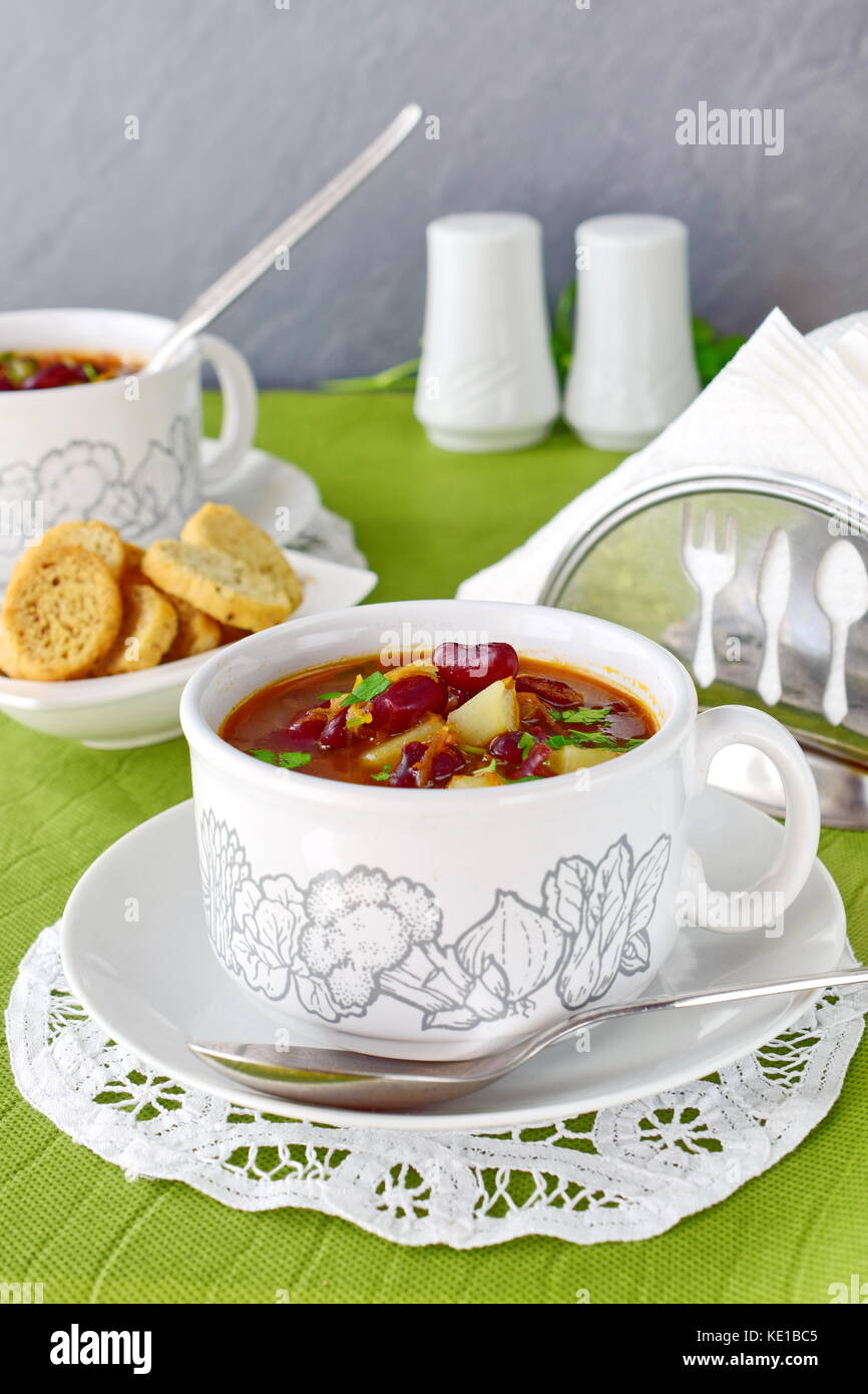 Fasten mit Suppe aus der Dose Bohnen. gesunde Ernährung Konzept Stockfoto