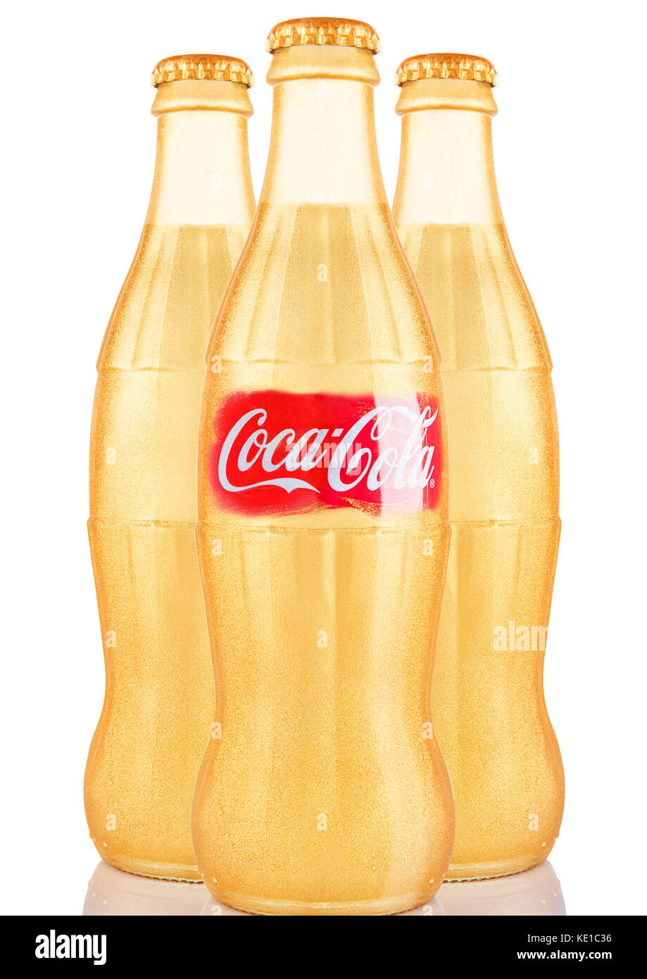 LONDON, UK - 07. NOVEMBER 2016: Goldene klassische Coca-Cola-Flaschen mit Logo auf weißem Hintergrund Stockfoto