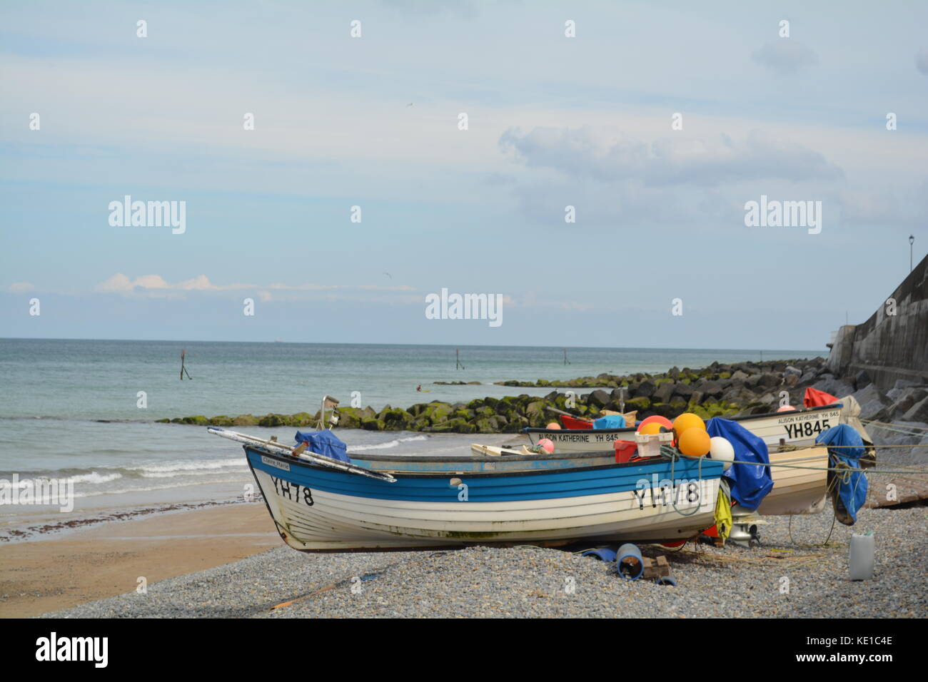 Kleine Fischerboote auf dem Kiesstrand in Sheringham Stockfoto