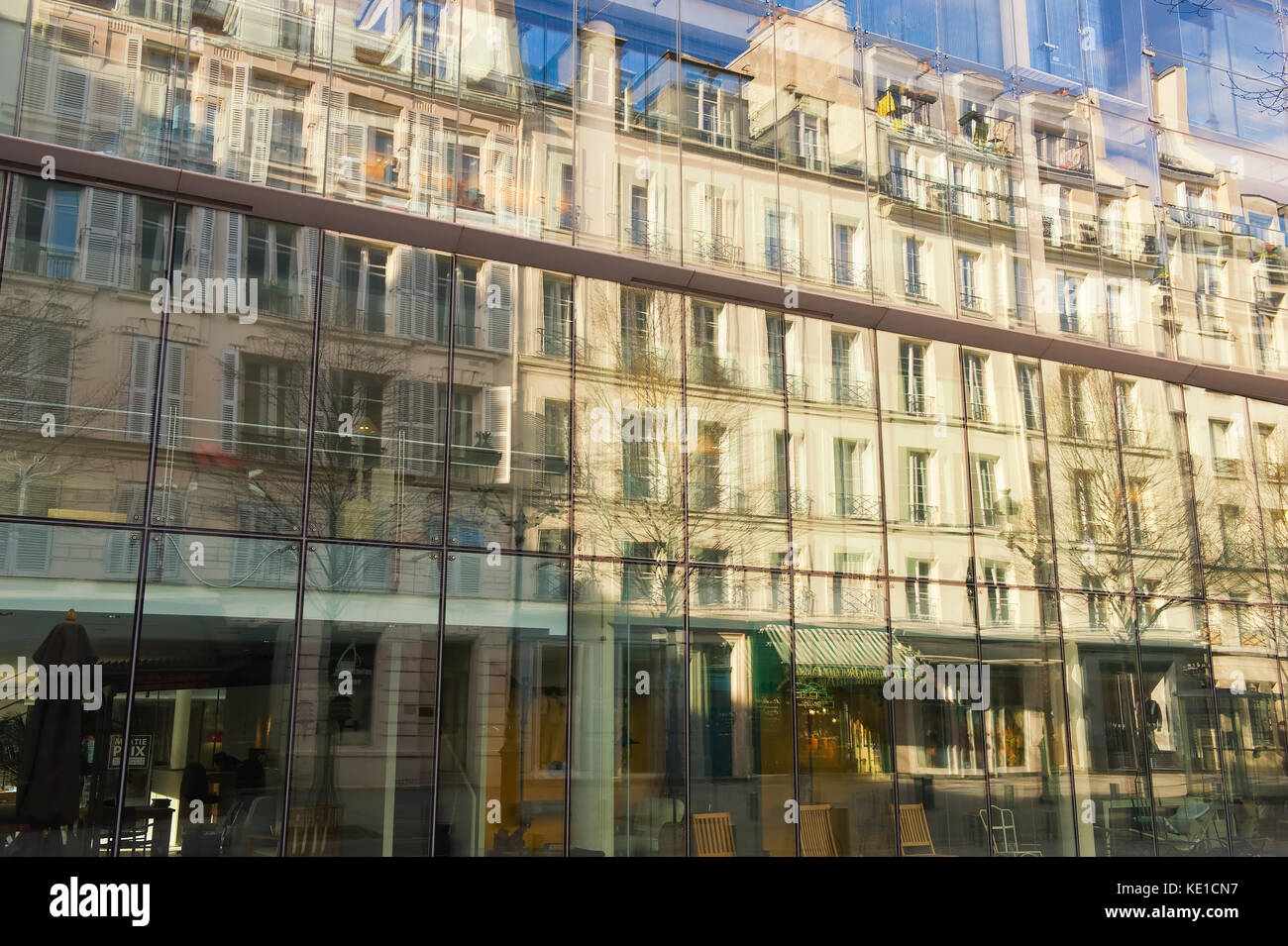 Gebäude an einer Glaswand, Paris, Frankreich Stockfoto