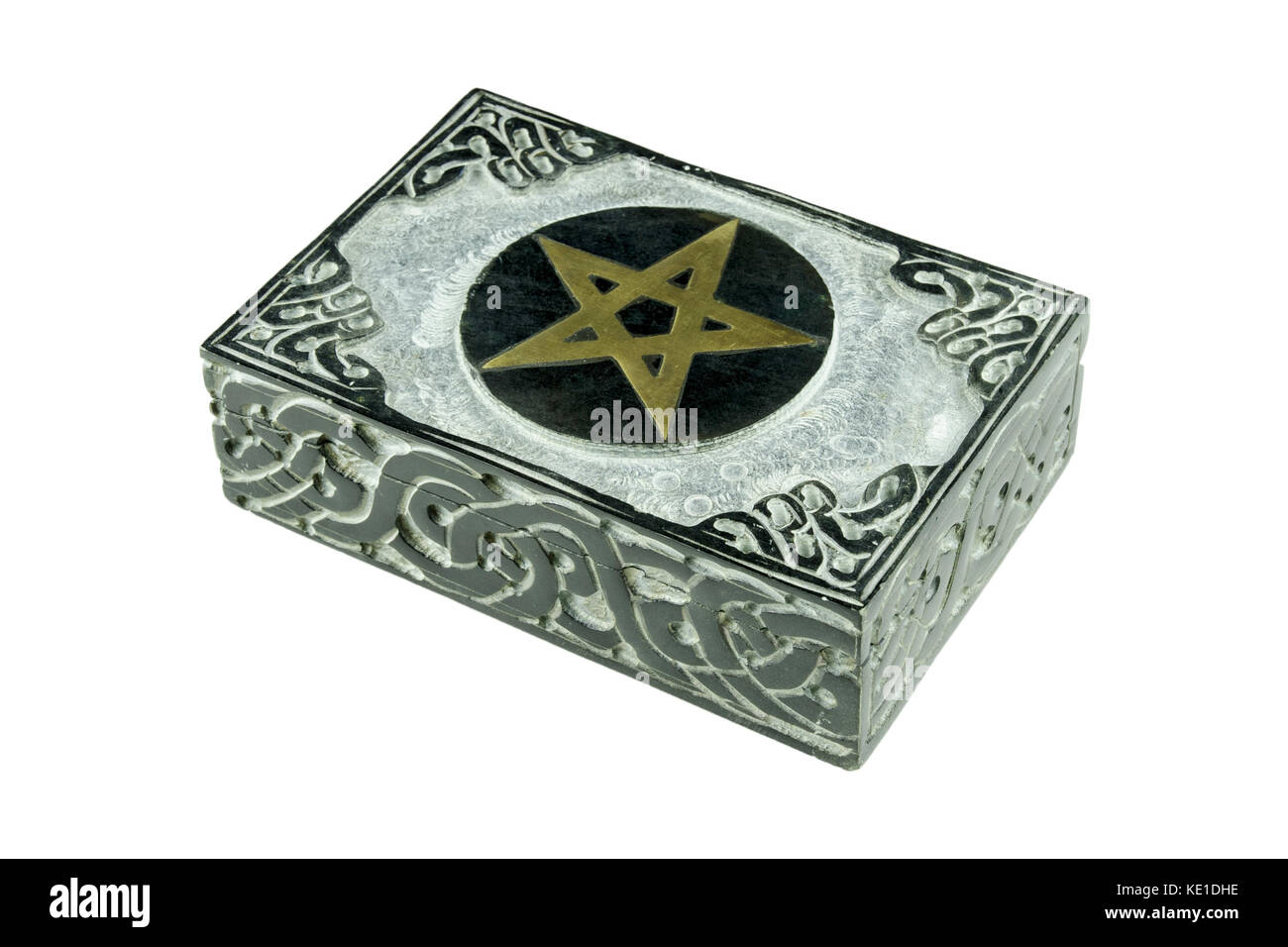 Stillleben mit geschlossenen Stein esoterische mystische Box mit geschnitzten Zeichen Pentagramm und Ornamente auf weißem Hintergrund Stockfoto