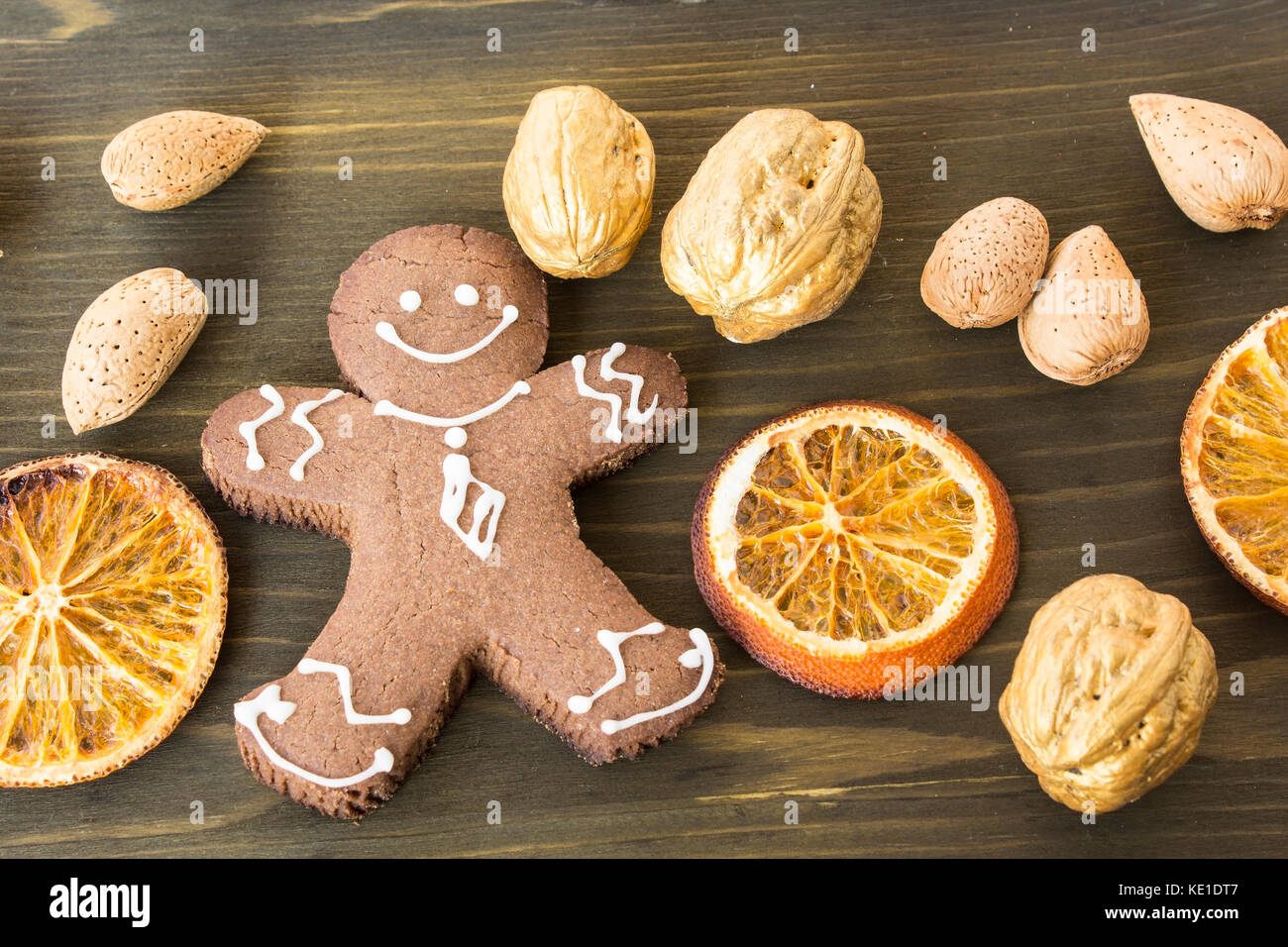 Gingerbread Man mit Orange, Mandeln und goldenen Walnüsse. Stockfoto