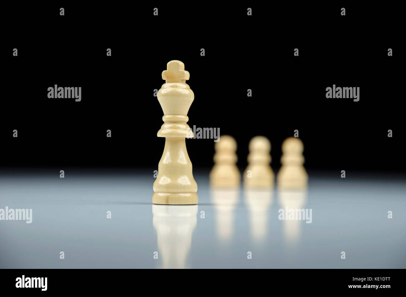 Nahaufnahme der Weißen chess King mit weißen Bauern auf Hintergrund auf weißem Hintergrund mit Reflektion Stockfoto