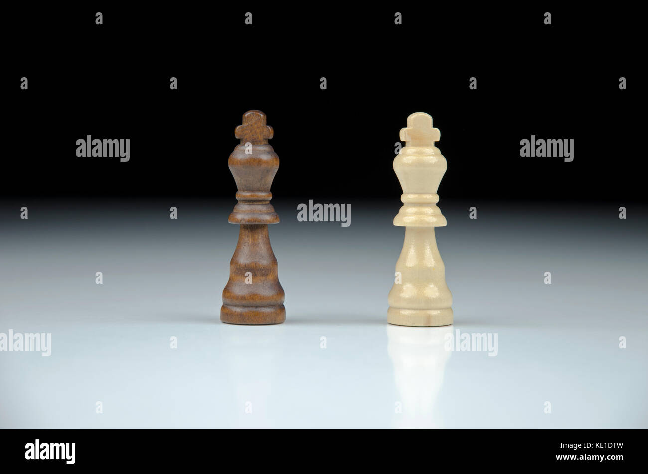 Nahaufnahme der beiden Schach König auf unscharfen schwarzen und weißen Hintergrund mit Reflektion Stockfoto