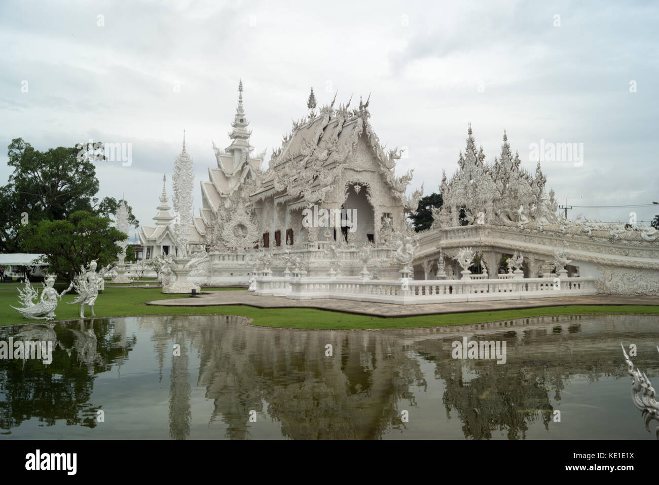 Der Tempel Wat Rong Khun 12 km südlich von Chiang Rai, in der Provinz Chiang Rai im Norden von Thailand in Südostasien. Stockfoto