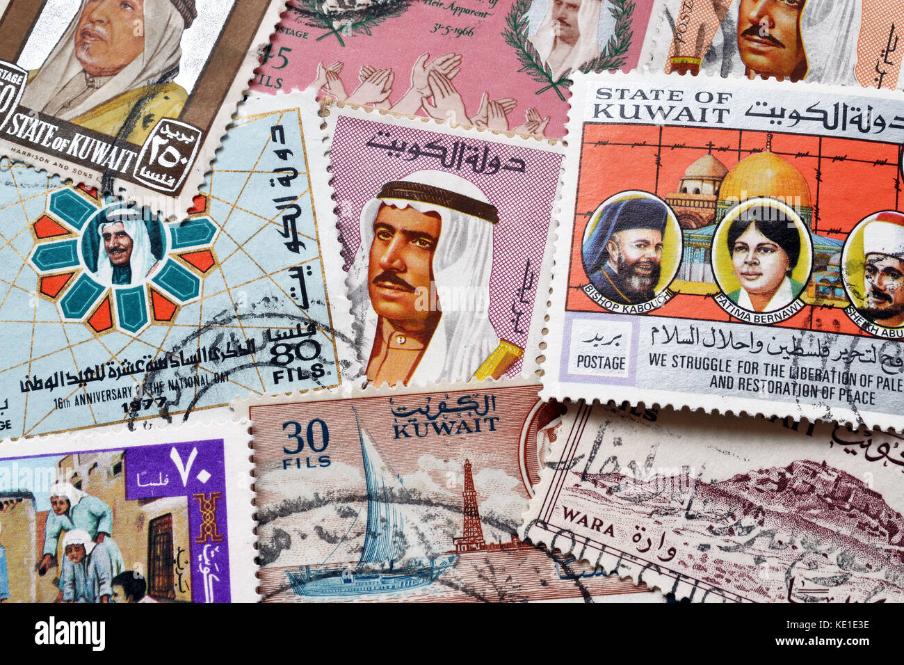 Von Kuwait gedruckte Briefmarken, die Menschen und Motive aus Kuwait zeigen. Stockfoto