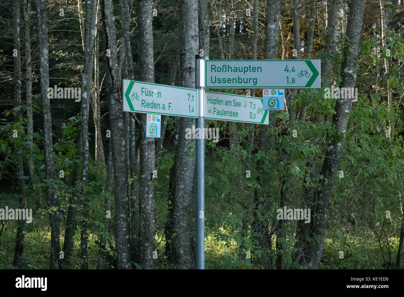 Fahrbahn Zeichen in das Dorf s von Bayern, Deutschland Stockfoto