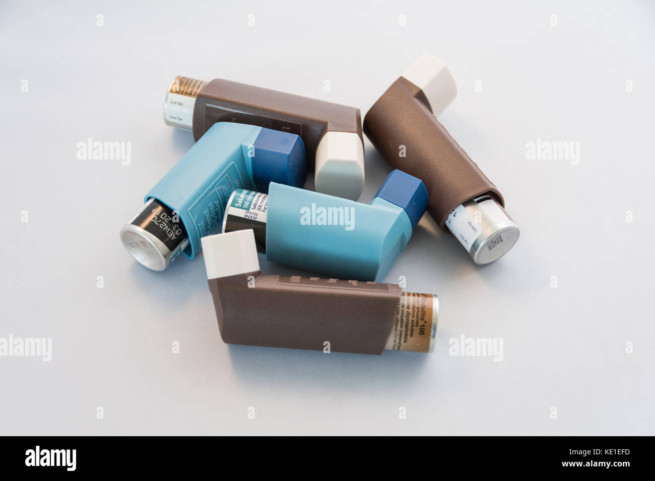 Nahaufnahme der verwendeten Salbutamol- und Beclazon-Asthma-Inhalatoren zur Behandlung von Asthma Stockfoto