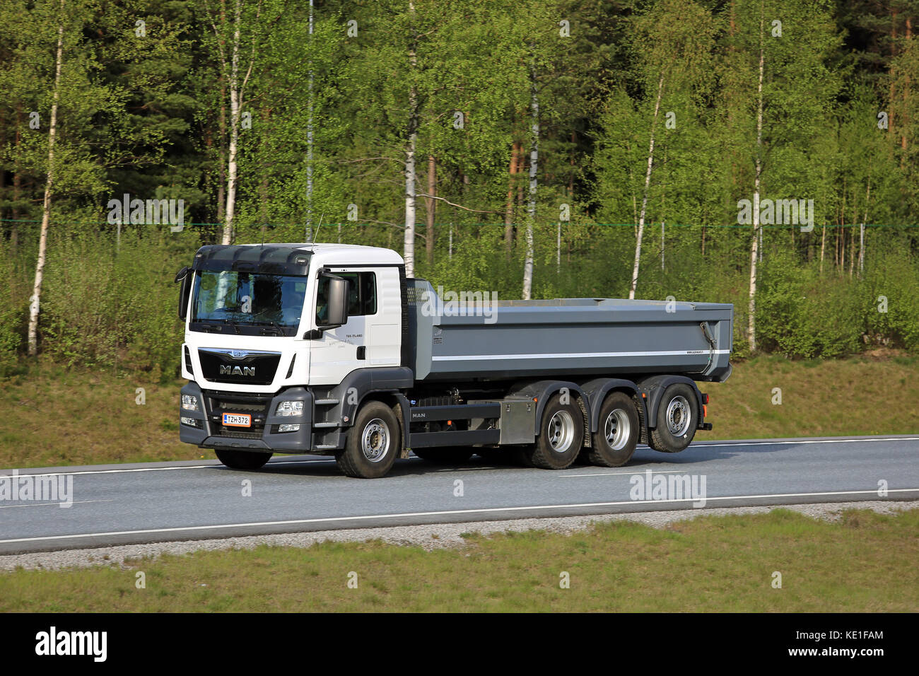 Salo, Finnland - 13. Mai 2016: weiß man tgs 35.480 Kipper bewegt sich entlang der Autobahn im Süden Finnlands. Der Tgs ist für schwere Verkehrs konfiguriert Stockfoto