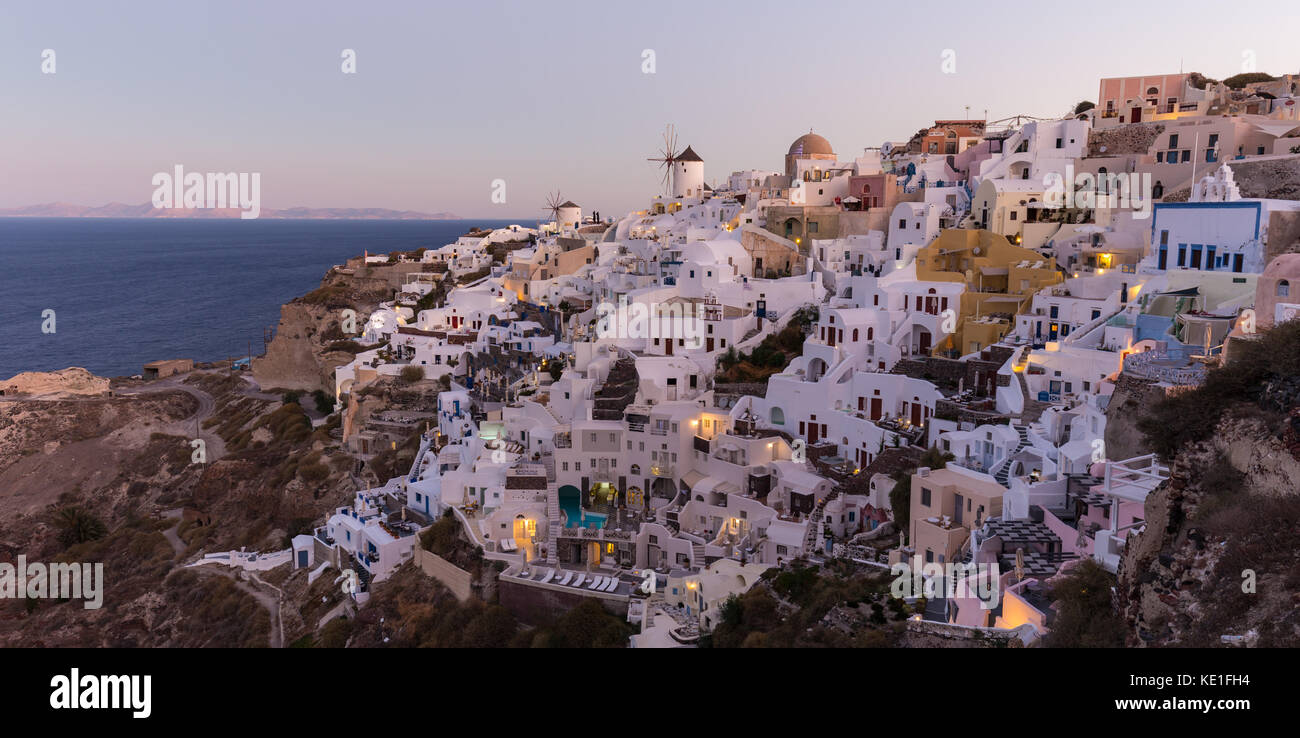 Das Dorf Oia bei Sonnenaufgang, Insel Santorini, Griechenland. Stockfoto