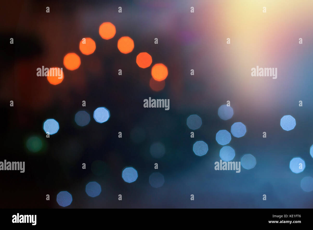 Festliche neue Jahr Hintergrund mit Bokeh aus Weihnachtsbaum Leuchten leuchten. Unscharfe bunte Kreise auf dunklen Urlaub Hintergrund. Feier der neue Ja Stockfoto