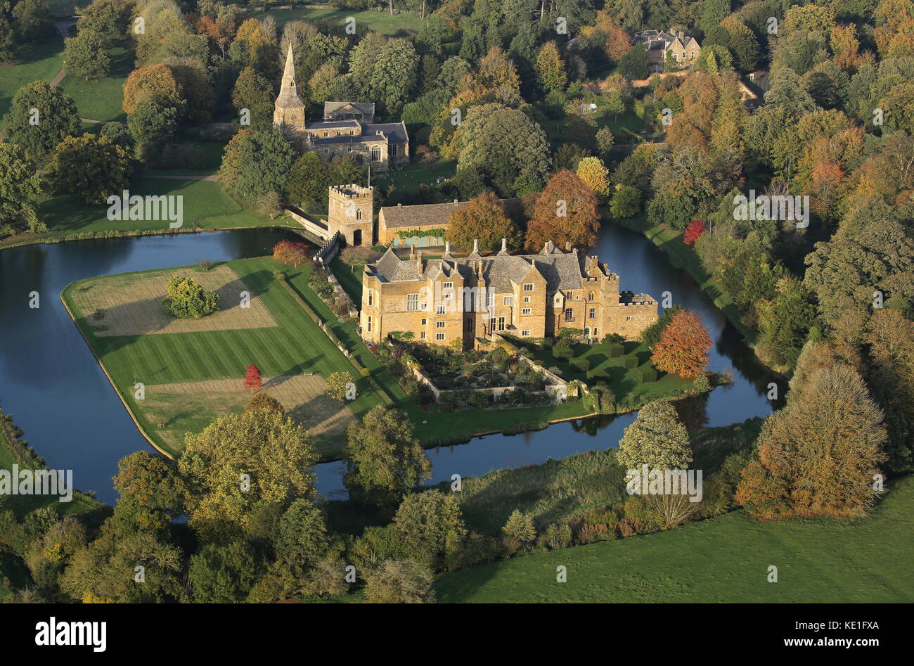 Luftaufnahme von Broughton Schloss im herbstlichen Nachmittag Sonnenlicht Stockfoto