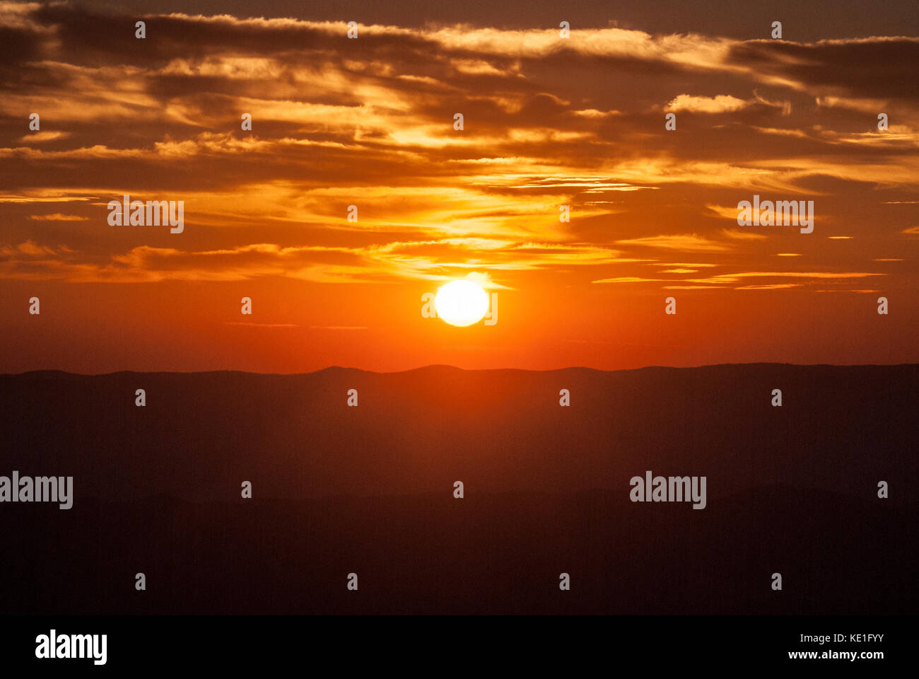 Sonnenuntergang von horna luka Hill in der Mala Fatra Gebirge in der Slowakei mit Hügeln, Sonne und bunten Himmel Stockfoto