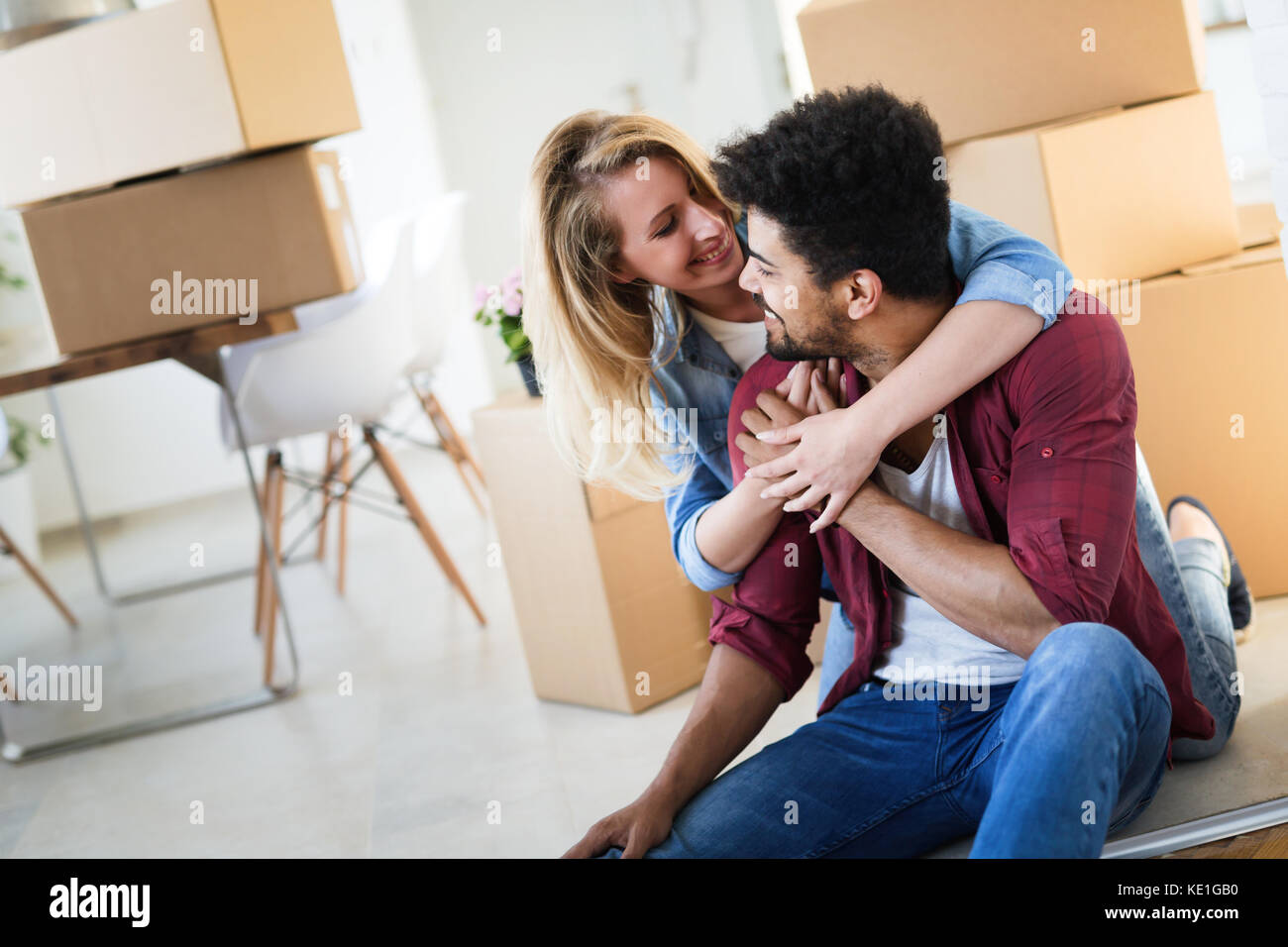 Junges Paar Umzug in neues Zuhause und Auspacken carboard Boxen Stockfoto