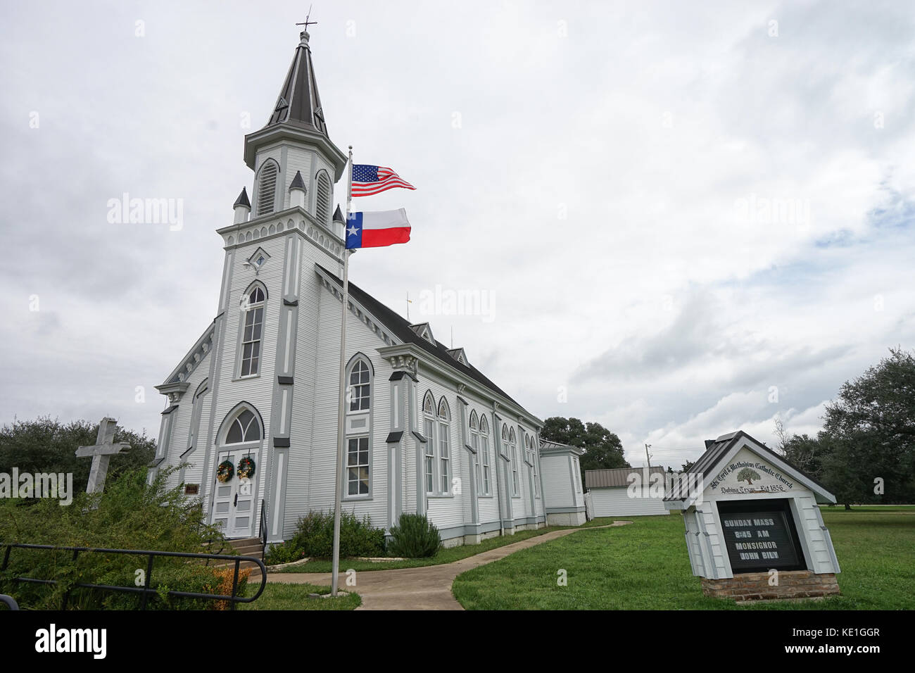 Dezember 30, 2015 Schulenburg, Texas, USA: außen Mariä Geburt katholische Kirche durch tschechische Siedler in hohen Hügeln gebaut Stockfoto