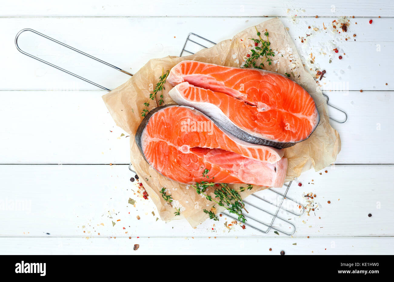 Lachssteak auf weißem Holz- Tabelle, Ansicht von oben Stockfoto