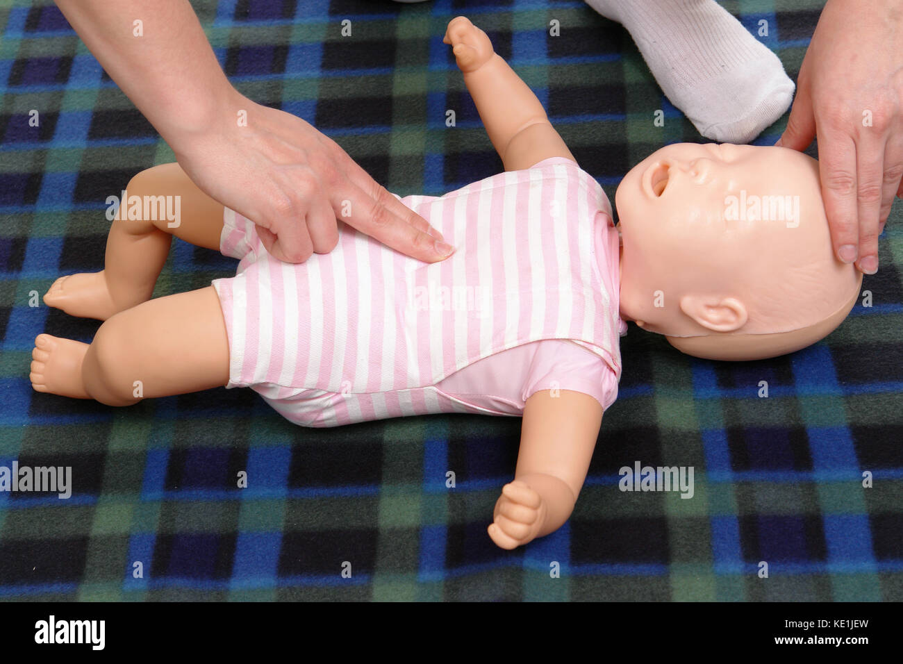 Baby dummy Erste Hilfe demonstration Serie - Erste Hilfe Ausbilder demonstriert, wie Kleinkinder leben Funktionen zu prüfen. Stockfoto