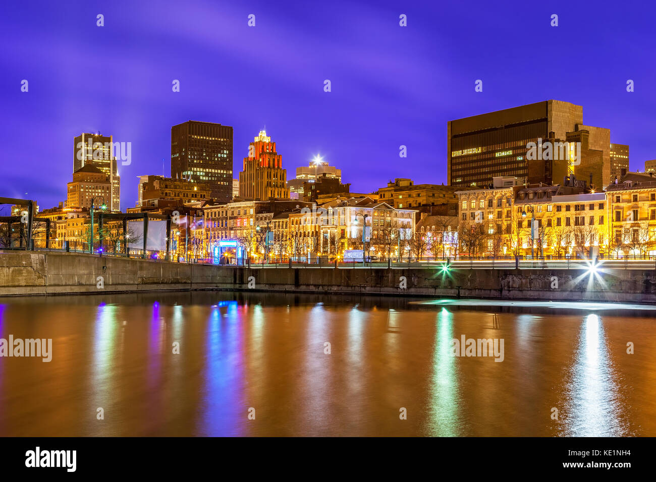 Der Alte Hafen Abschnitt der französischen Montreal gesehen am Abend über das Bassin Fluss in der Stadt Montreal, Provinz Quebec, Kanada, Nordamerika. Stockfoto