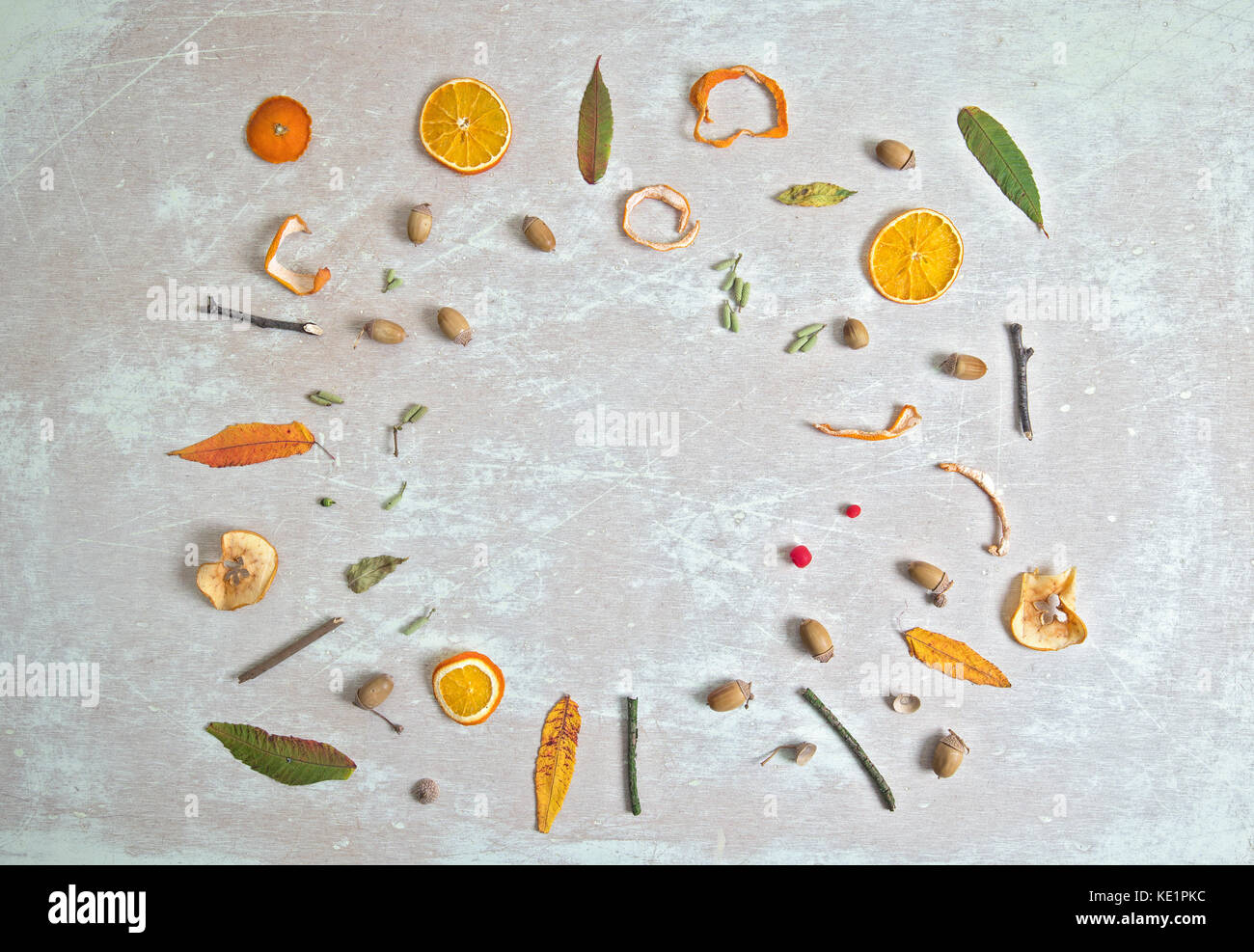 Flach Komposition verschiedener Herbstliche Objekte arrangiert auf hellen Scratchy Hintergrund Stockfoto