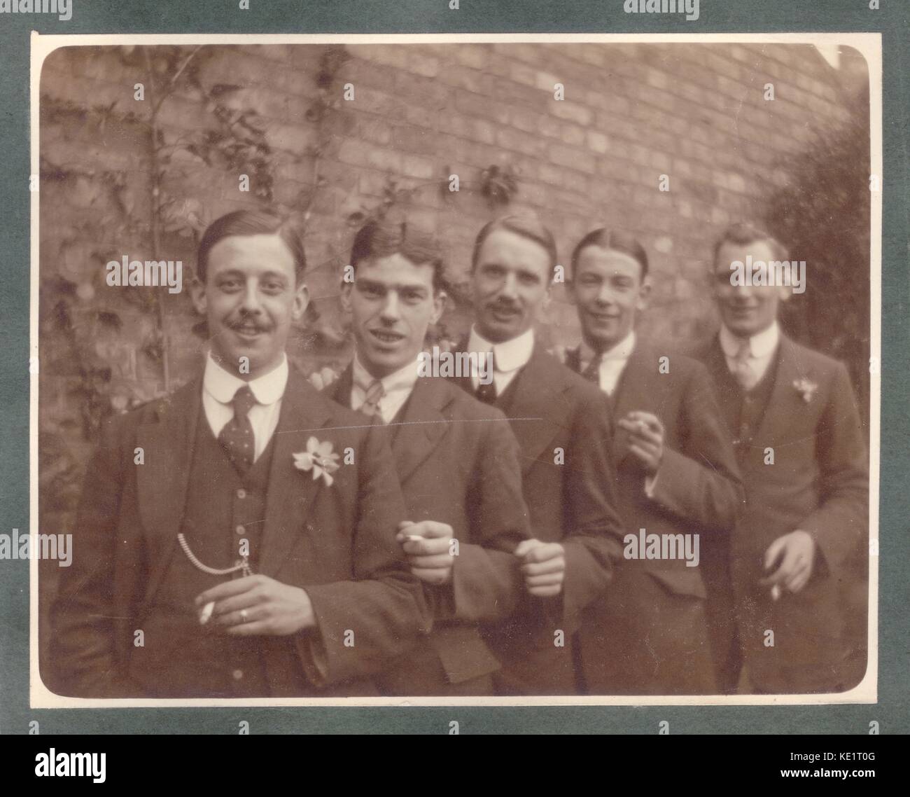Anfang 1900 Männer an der Hochzeit mit dem Lächeln pflegen, gerade geheiratet, mit seinen besten Mann und Freunde oder Saaldiener alle Rauchen von Zigaretten, ca. 1915, Großbritannien Stockfoto
