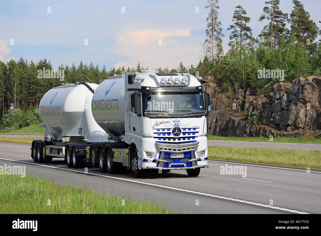 Paimio, Finnland - Juni 3, 2016: Weiße mercedes-benz arocs 3258 l Tank Truck von kuljetus auvinen für Zement schleppen auf der Autobahn. kuljetus auvinen ist eine Leitung Stockfoto