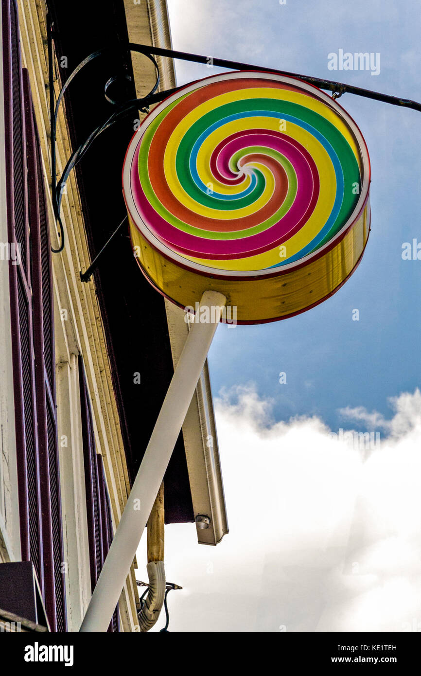 Bunte Zeichen in der Form eines lollipop Werbung ein Candy shop Stockfoto