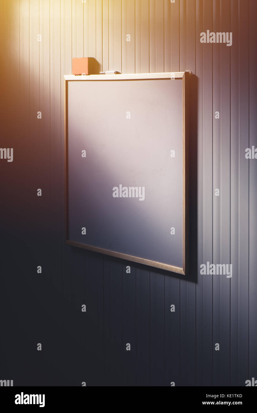 Leeres Whiteboard im Büro, White Board als Kopie Platz für Business oder Bildung Nachricht Text oder Grafiken Stockfoto