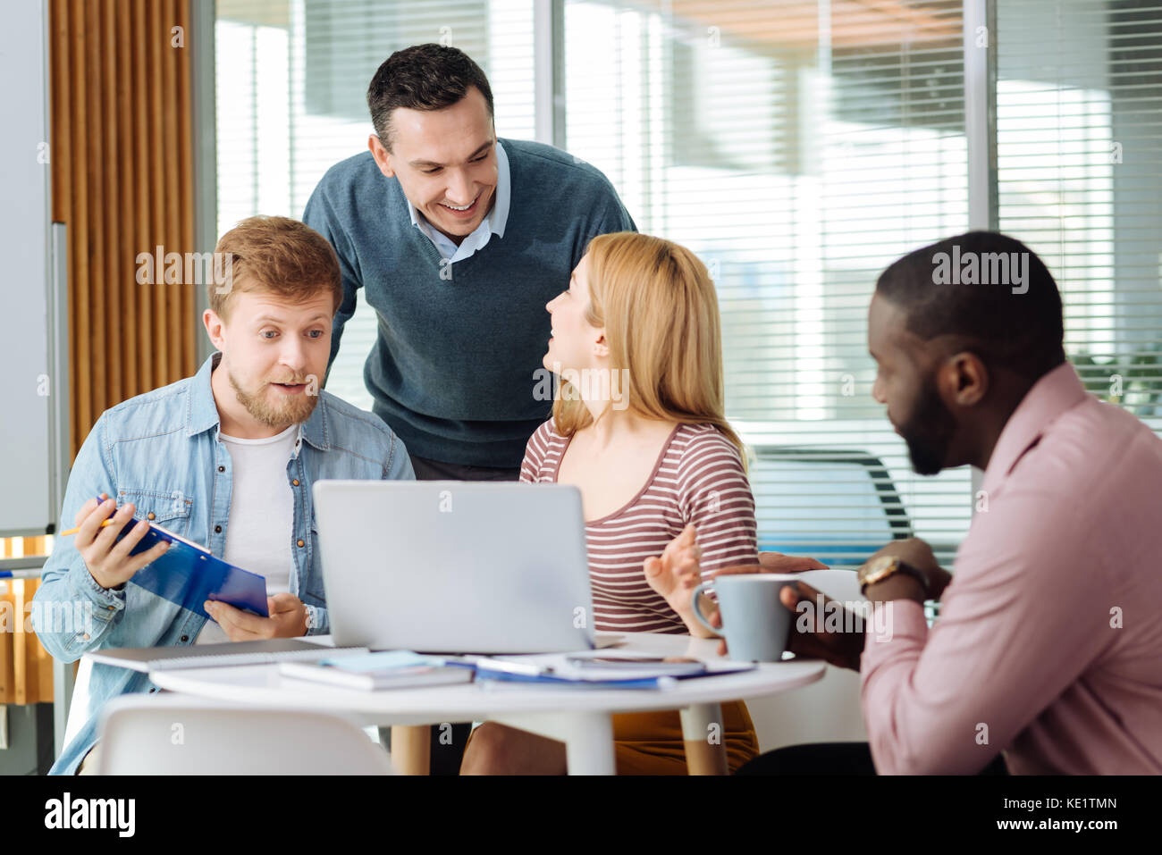 Schockiert Mann am Bildschirm des Computers starrte Stockfoto