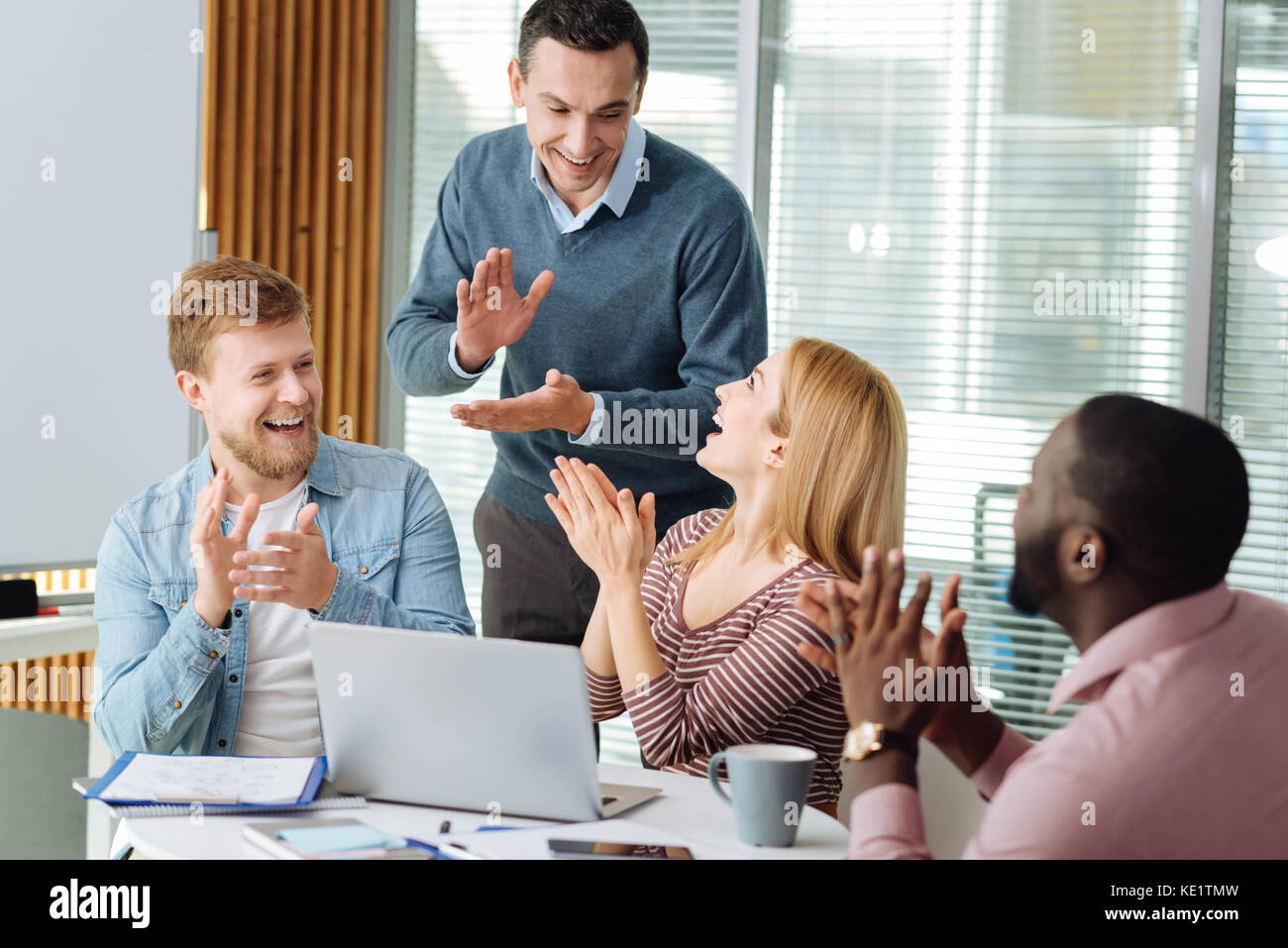 Glückliche Menschen feiern gutes Ergebnis Stockfoto