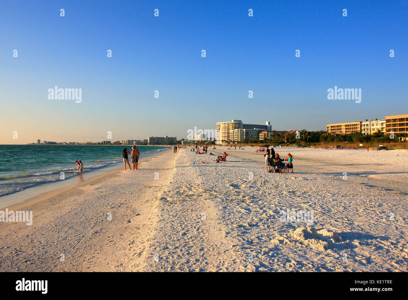 Menschen auf Crescent Beach im Siesta Key, Sarasota, FL Stockfoto