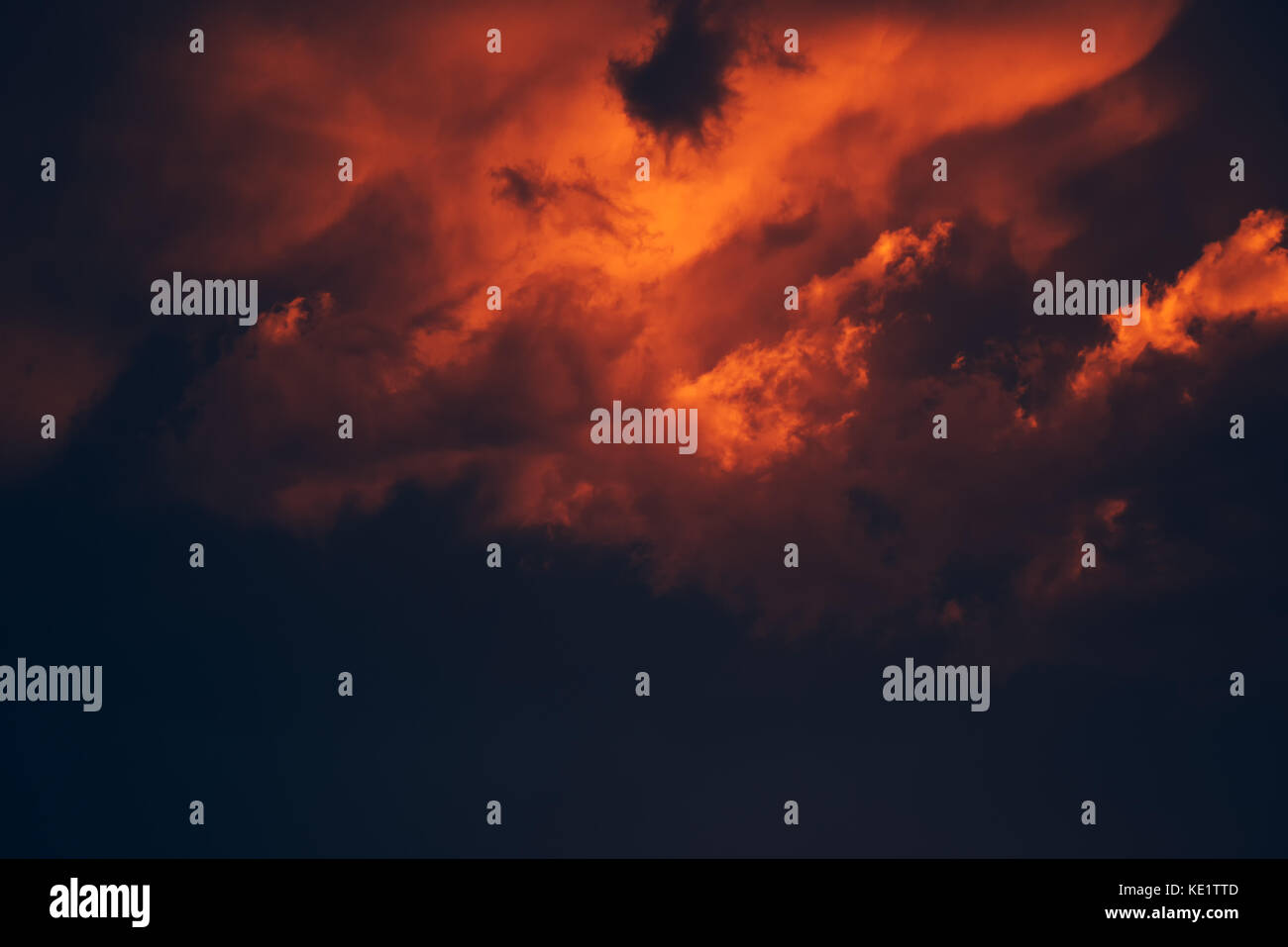 Dramatische stürmischen Himmel, dunkle Wolken vor Regen. Wetter, Klima und Meteorologie Hintergrund. Stockfoto