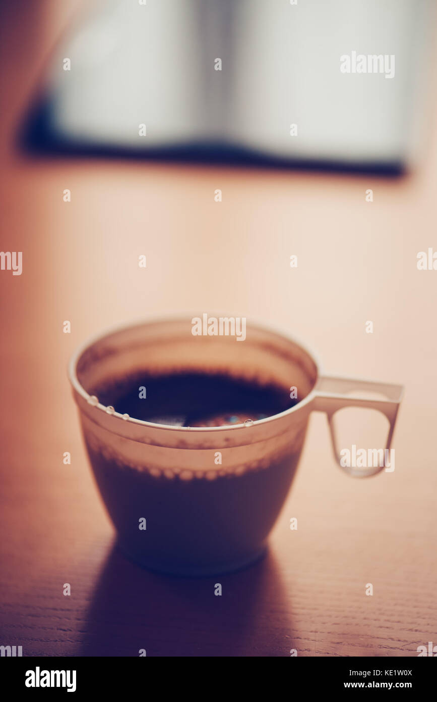 Kaffee am Morgen in Plastikbecher und Tablet Computer im Hintergrund, selektiver Fokus Stockfoto