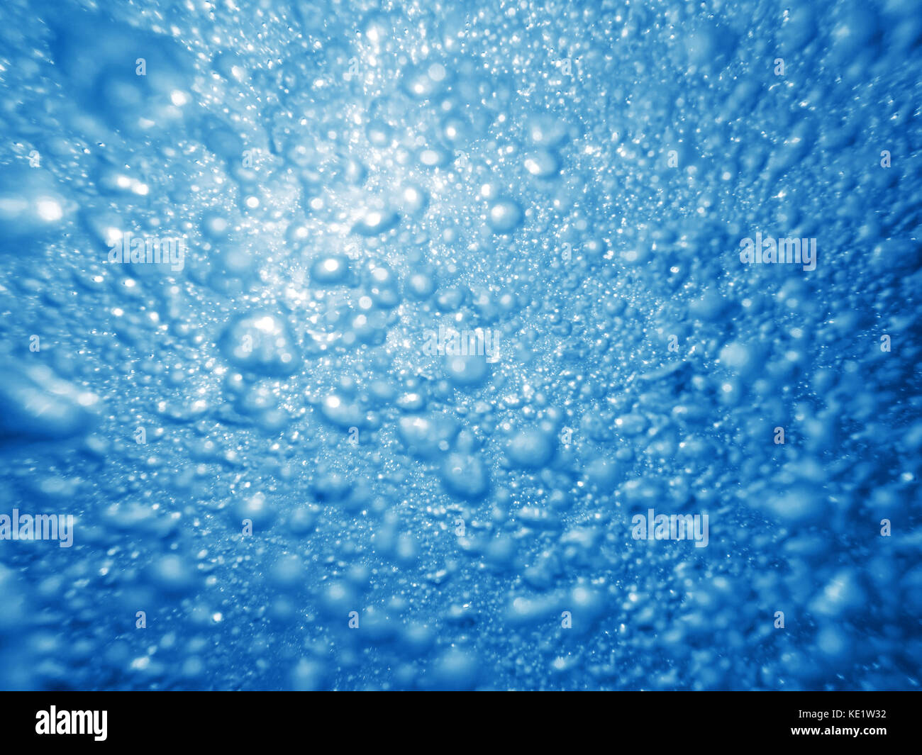 Unterwasser Meer blasen und Schaum mit Sonnenlicht Strahlen, natürliche Hintergrund Stockfoto