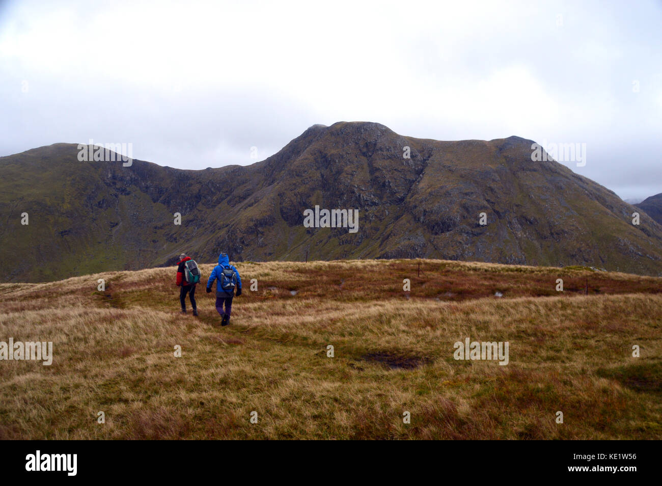 Zwei Wanderer auf der östlichen Grat der Corbett meall lighiche mit der munro in sgor na h-ulaidh in den Hintergrund in den schottischen Highlands. Stockfoto