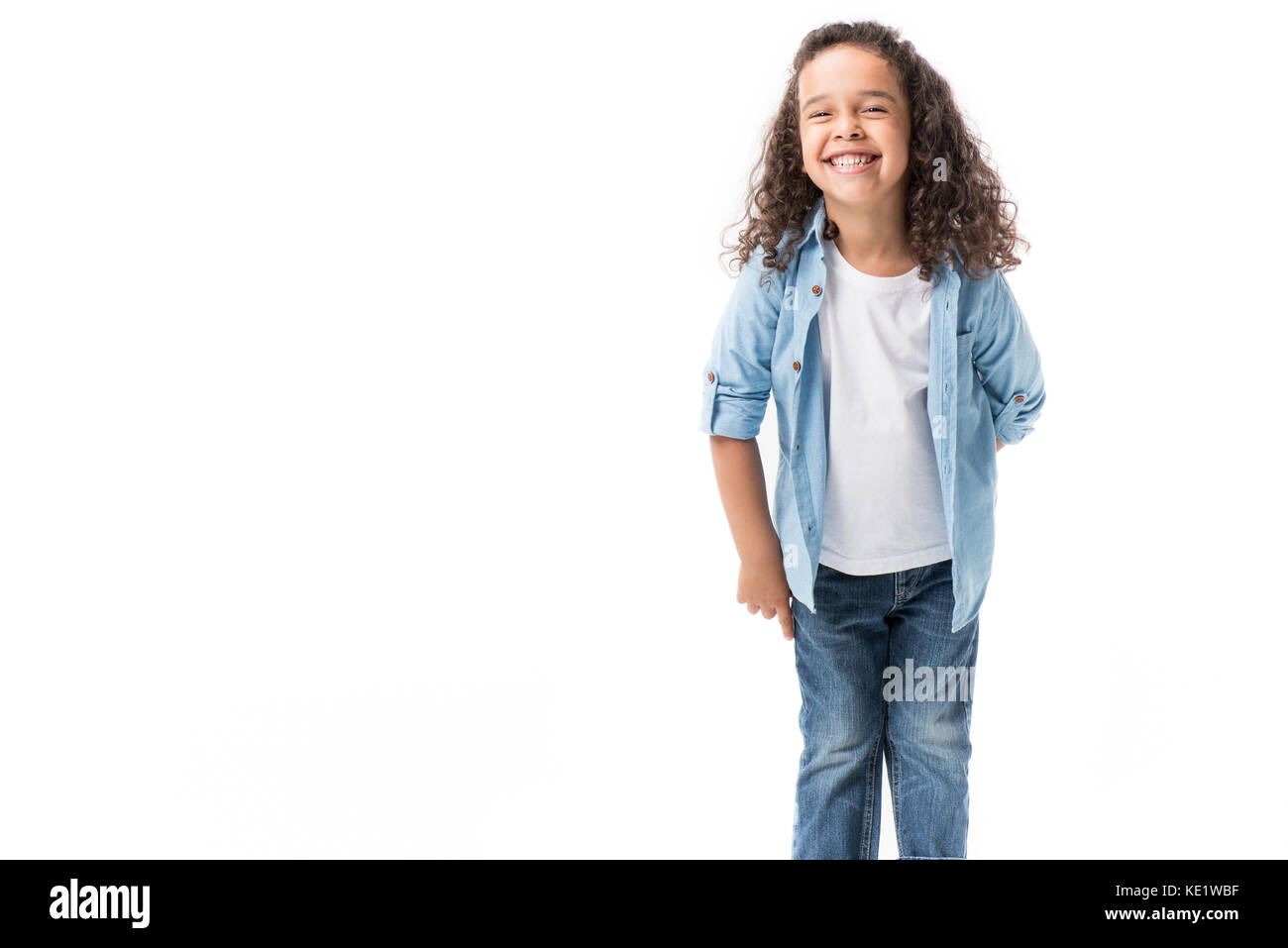Fröhliche niedlichen afrikanische amerikanische Mädchen lachend mit geschlossenen Augen isoliert auf weißem Stockfoto