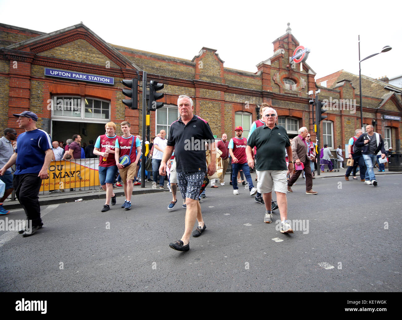 7. Mai 2016. West Ham United Fans außerhalb Upton Park U-Bahnstation vor dem letzten Samstag Heimspiel gegen Swansea City. Stockfoto