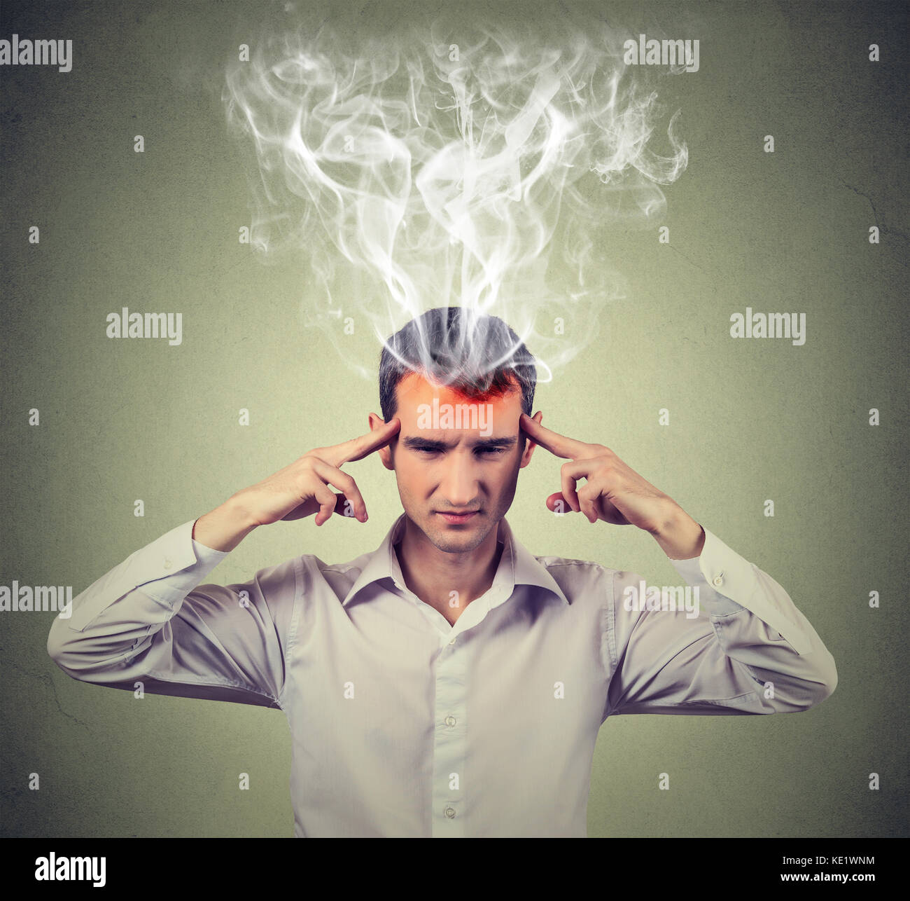 Man denkt sehr intensiv mit Kopfschmerzen auf grauen Hintergrund isoliert. menschliches Gesicht Ausdruck Stockfoto