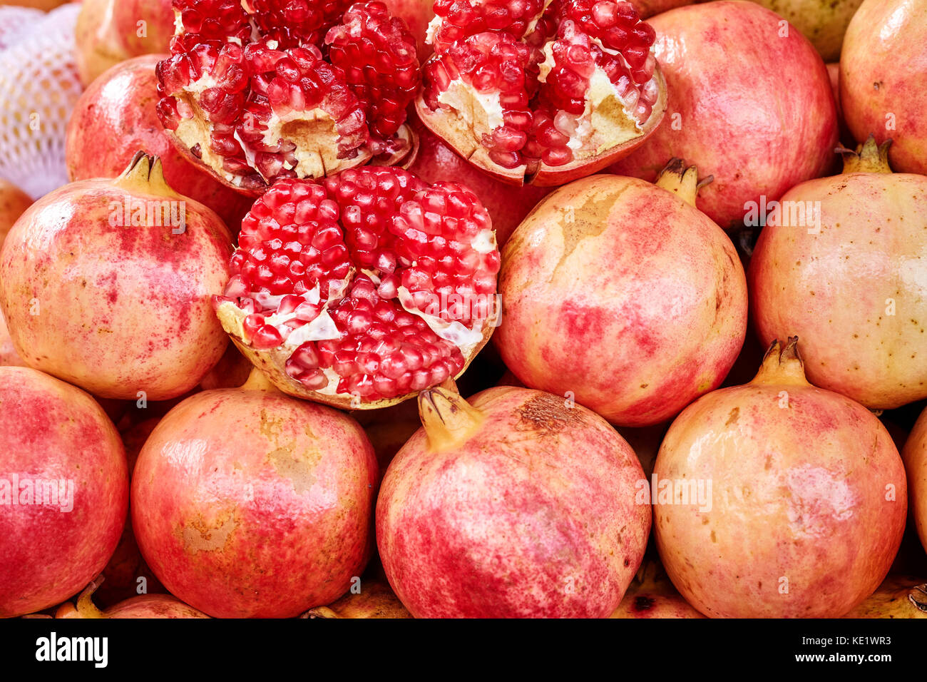 Natürliche Reife Granatäpfel auf einem lokalen Markt, geringe Tiefenschärfe. Stockfoto
