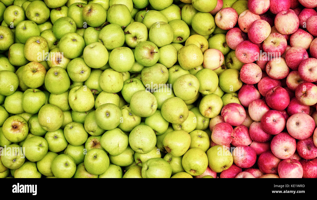 Rote und grüne Äpfel auf einem lokalen Markt, Obst Hintergrund. Stockfoto